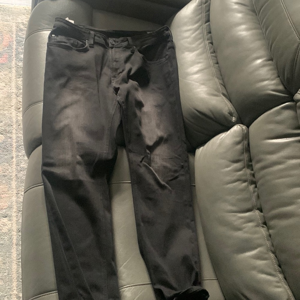 Men’s black buffalo tapered jeans black. Size 36/32